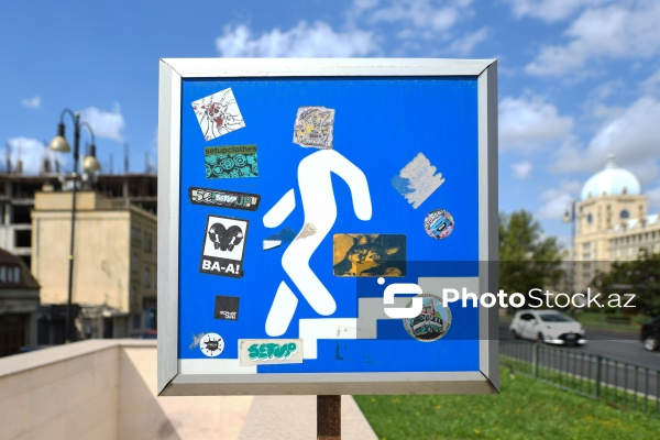 Paytaxt Bakıda baxımsız qalmış yol nişanları