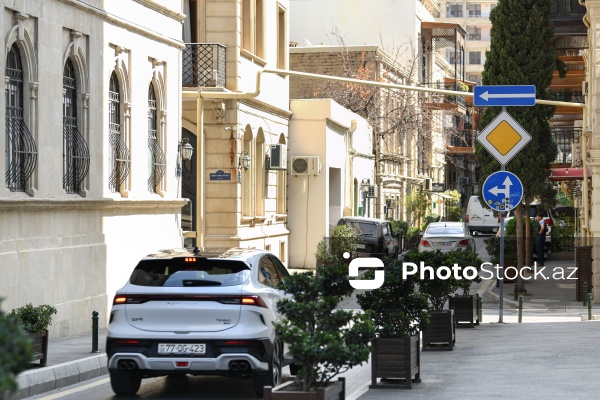 Paytaxt Bakıda baxımsız qalmış yol nişanları