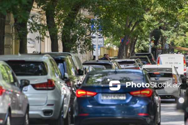 Paytaxt Bakıda baxımsız qalmış yol nişanları