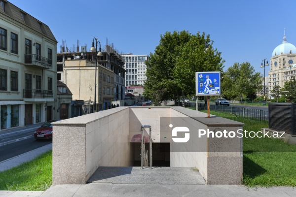 Paytaxt Bakıda baxımsız qalmış yol nişanları