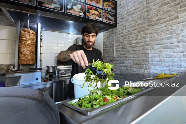 Paytaxt Bakıda fəaliyyət göstərən dönərxanalar