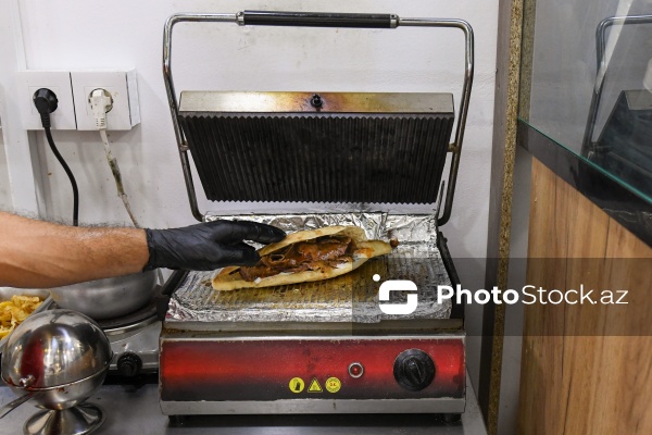 Paytaxt Bakıda fəaliyyət göstərən dönərxanalar