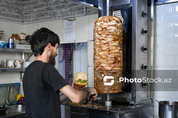 Paytaxt Bakıda fəaliyyət göstərən dönərxanalar