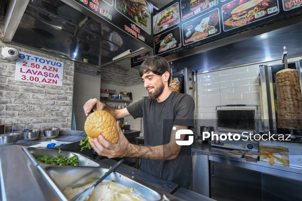 Paytaxt Bakıda fəaliyyət göstərən dönərxanalar