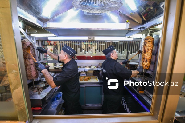 Paytaxt Bakıda fəaliyyət göstərən dönərxanalar