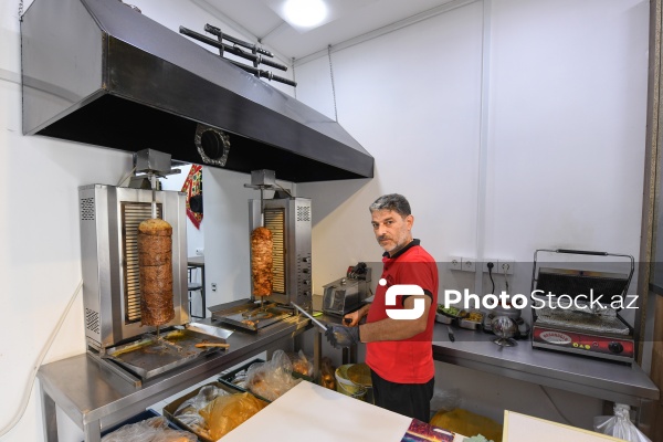 Paytaxt Bakıda fəaliyyət göstərən dönərxanalar