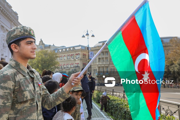 Paytaxt sakinləri Zəfər Gününün beşinci ildönümünü qeyd edir