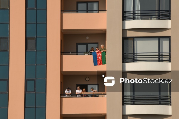 Paytaxt sakinləri Zəfər Gününün beşinci ildönümünü qeyd edir