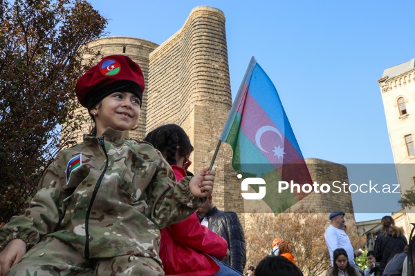 Paytaxt sakinləri Zəfər Gününün beşinci ildönümünü qeyd edir