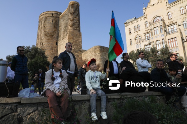 Paytaxt sakinləri Zəfər Gününün beşinci ildönümünü qeyd edir