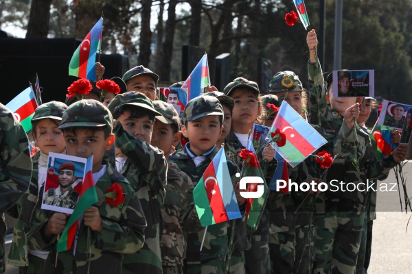 Paytaxt sakinləri Zəfər Gününün beşinci ildönümünü qeyd edir