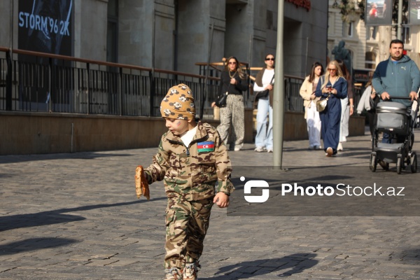 Paytaxt sakinləri Zəfər Gününün beşinci ildönümünü qeyd edir
