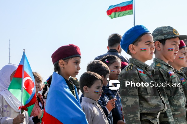 Paytaxt sakinləri Zəfər Gününün beşinci ildönümünü qeyd edir