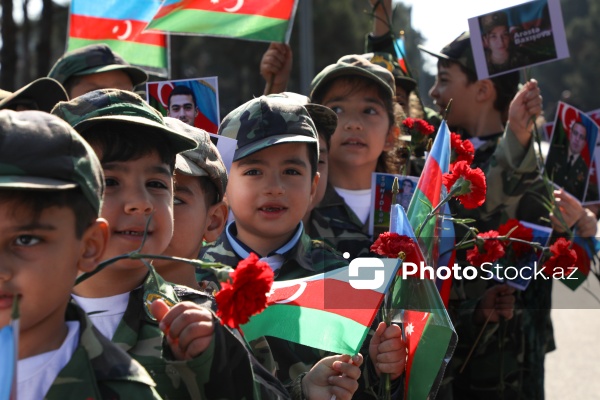 Paytaxt sakinləri Zəfər Gününün beşinci ildönümünü qeyd edir