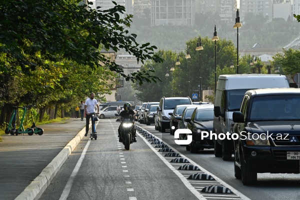 Piyadaların və avtomobillərin istifadəsində olan velosiped zolaqları