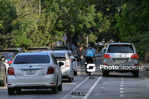 Piyadaların və avtomobillərin istifadəsində olan velosiped zolaqları