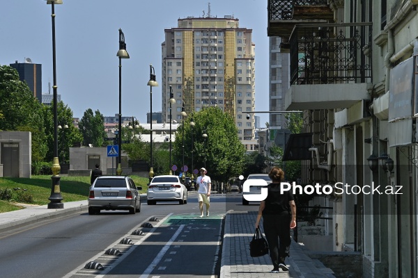 Piyadaların və avtomobillərin istifadəsində olan velosiped zolaqları