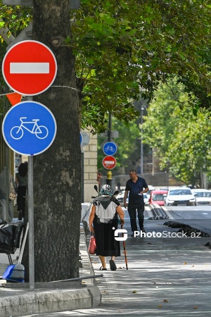 Piyadaların və avtomobillərin istifadəsində olan velosiped zolaqları
