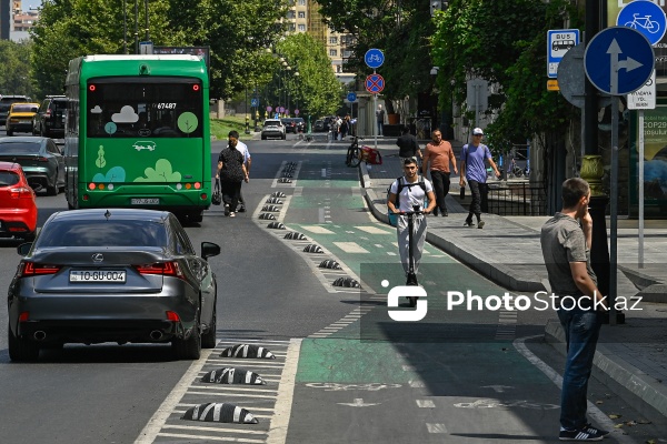 Piyadaların və avtomobillərin istifadəsində olan velosiped zolaqları