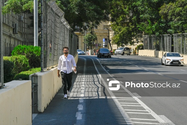 Piyadaların və avtomobillərin istifadəsində olan velosiped zolaqları