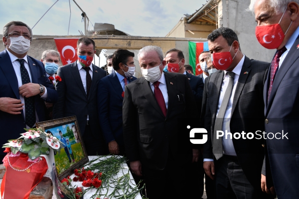 Ermənistan silahlı qüvvələri tərəfindən Gəncəyə atılmış bomba nəticəsində həlak olanların yaxınlarını Mustafa Şentop ziyarət edib