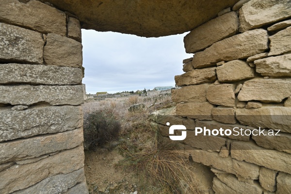 Qala kəndində yerləşən qədim türbə və kurqanlar