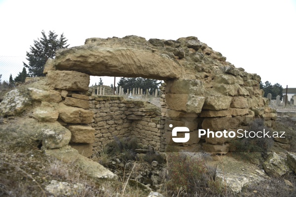 Qala kəndində yerləşən qədim türbə və kurqanlar