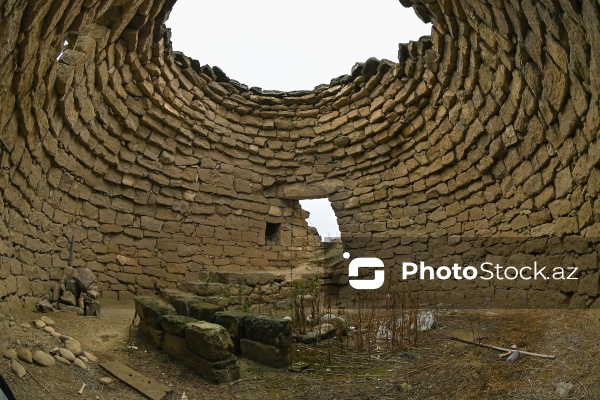 Qala kəndində yerləşən qədim türbə və kurqanlar