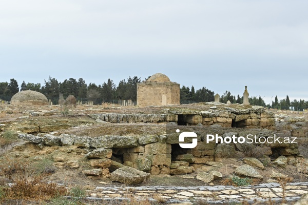 Qala kəndində yerləşən qədim türbə və kurqanlar