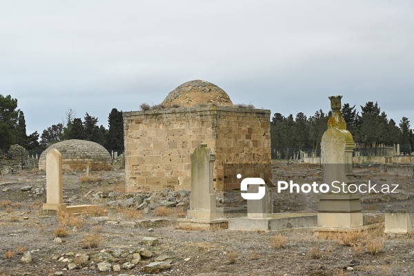 Qala kəndində yerləşən qədim türbə və kurqanlar