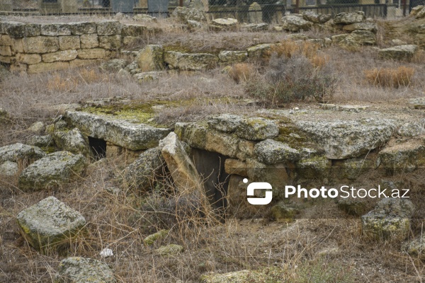 Qala kəndində yerləşən qədim türbə və kurqanlar