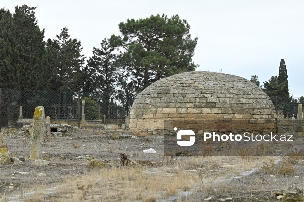 Qala kəndində yerləşən qədim türbə və kurqanlar