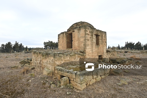 Qala kəndində yerləşən qədim türbə və kurqanlar