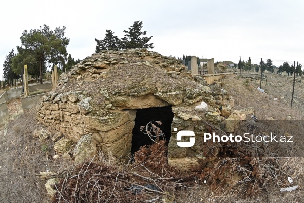 Qala kəndində yerləşən qədim türbə və kurqanlar