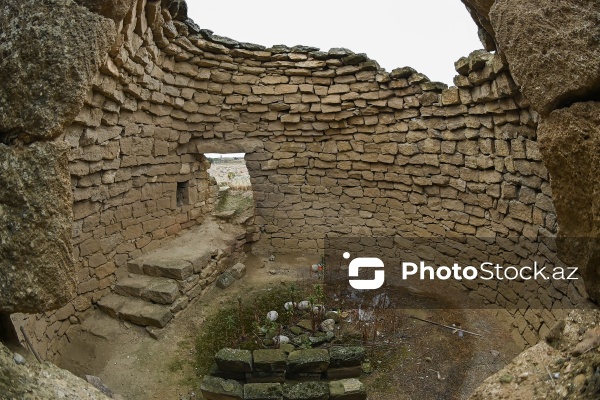 Qala kəndində yerləşən qədim türbə və kurqanlar