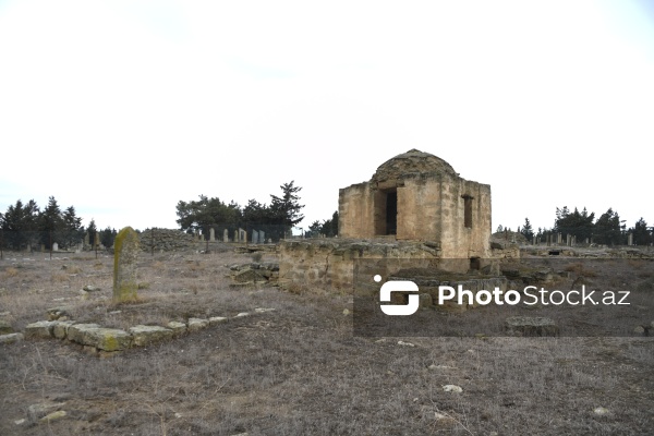 Qala kəndində yerləşən qədim türbə və kurqanlar