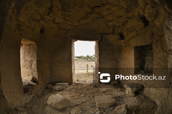 Qala kəndində yerləşən qədim türbə və kurqanlar