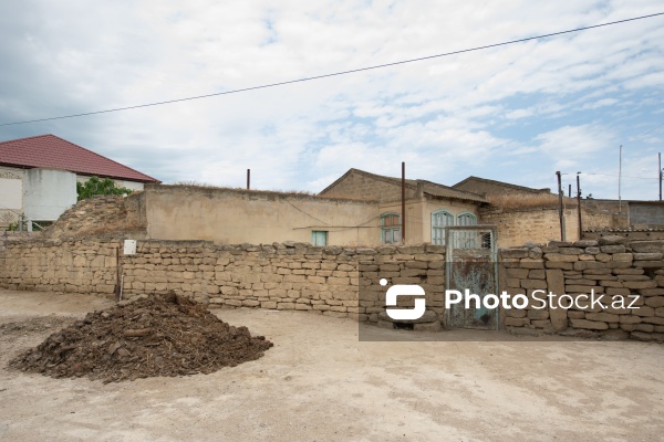 Qoşaqışlaq kəndində yerləşən qədim tağ evlər