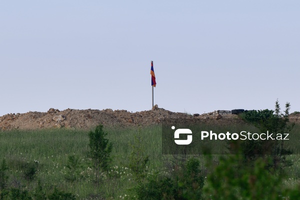 Şükürataz yüksəkliyindən bir neçə metr aralıda yerləşən erməni mövqeləri