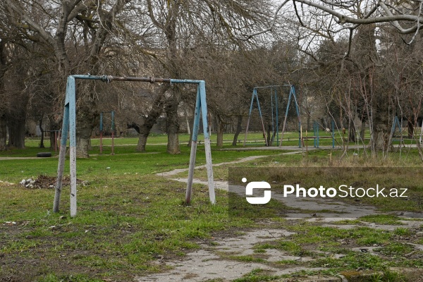Qaraçuxurda yerləşən baxımsızlıqdan xarabalığa çevrilən uşaq parkı
