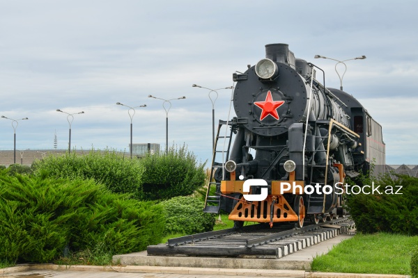 Bakı bulvarında sərgilənən nostalji buxar lokomotivi