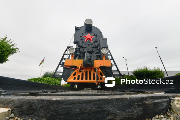 Bakı bulvarında sərgilənən nostalji buxar lokomotivi