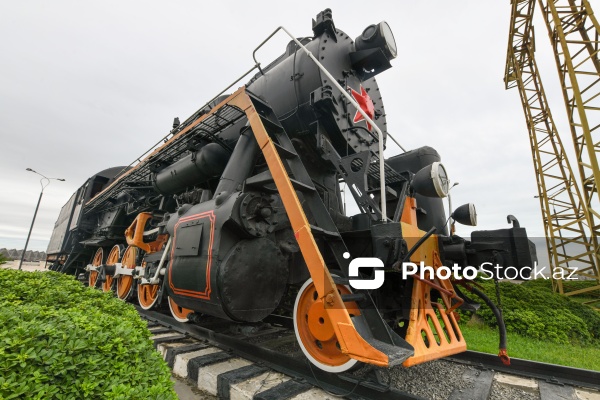 Bakı bulvarında sərgilənən nostalji buxar lokomotivi