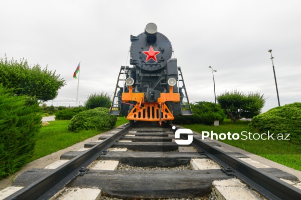 Bakı bulvarında sərgilənən nostalji buxar lokomotivi