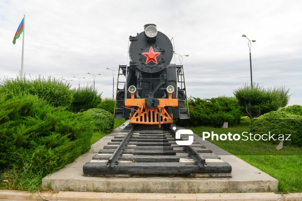 Bakı bulvarında sərgilənən nostalji buxar lokomotivi