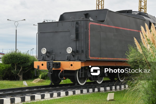 Bakı bulvarında sərgilənən nostalji buxar lokomotivi