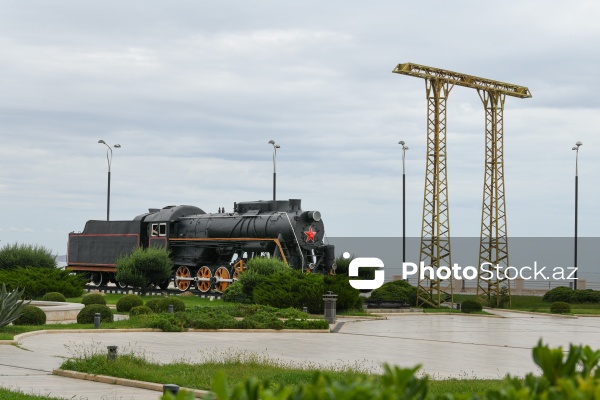 Bakı bulvarında sərgilənən nostalji buxar lokomotivi