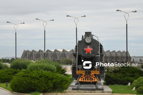 Bakı bulvarında sərgilənən nostalji buxar lokomotivi