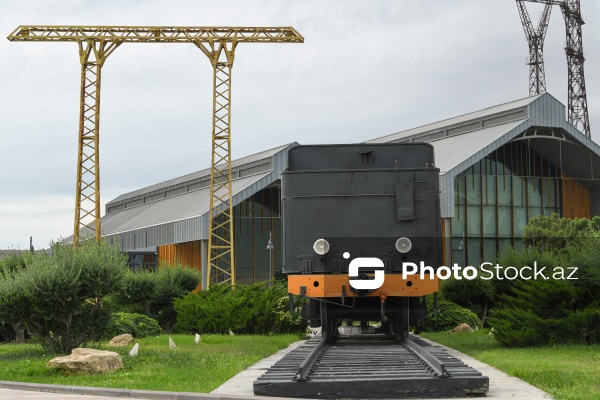 Bakı bulvarında sərgilənən nostalji buxar lokomotivi