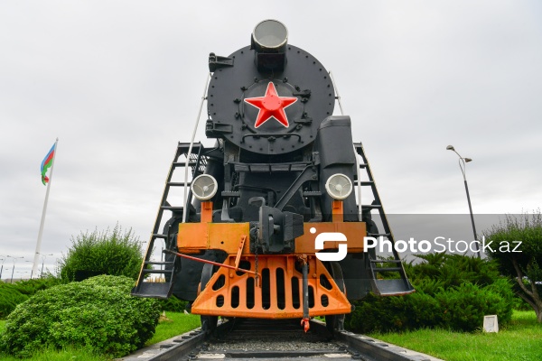 Bakı bulvarında sərgilənən nostalji buxar lokomotivi